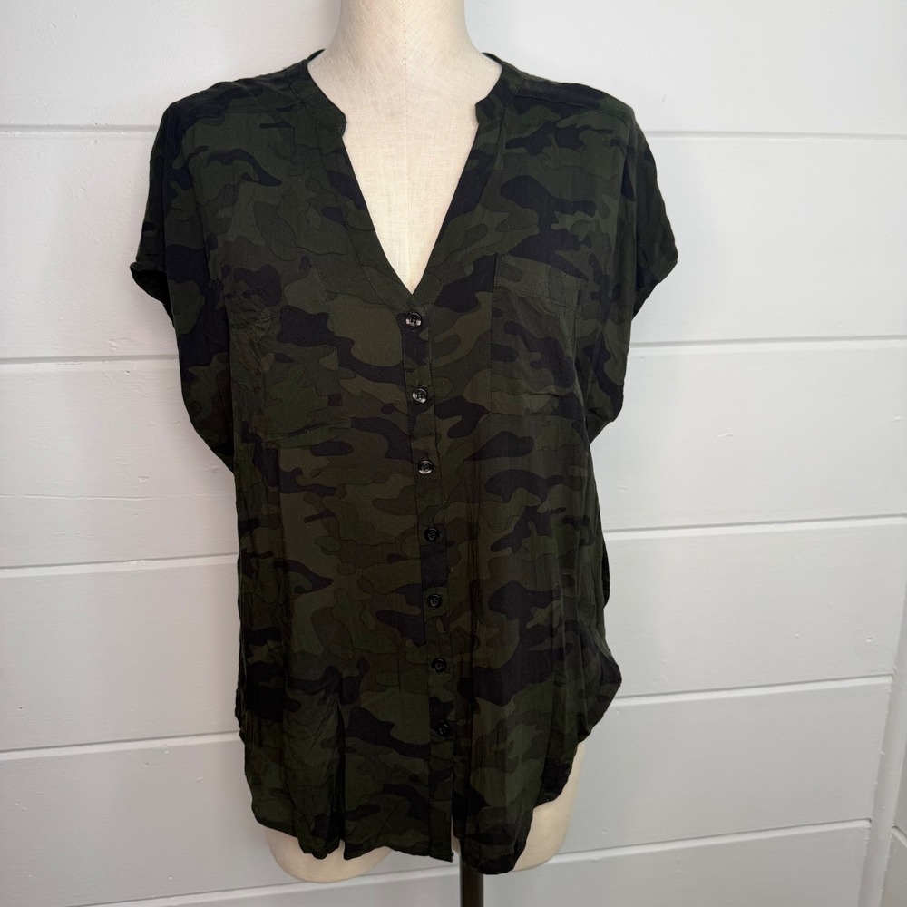 Torrid 0X XL Green Camo V Neck Button Down Blouse Short Sleeve Shirt Rayon
